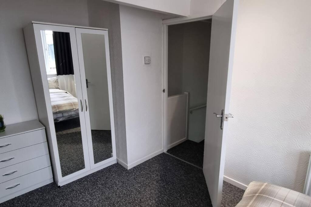 Your Home Away From Home. Leeds  Eksteriør billede